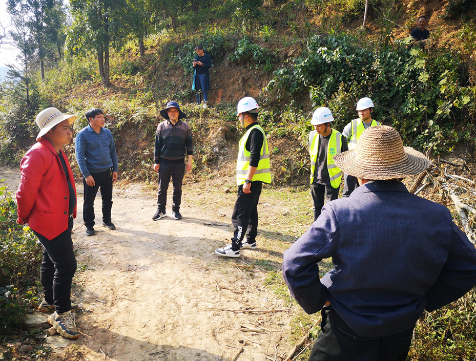 驻村工作队作用凸显 协助村委会完成饮水工程项目选点工作